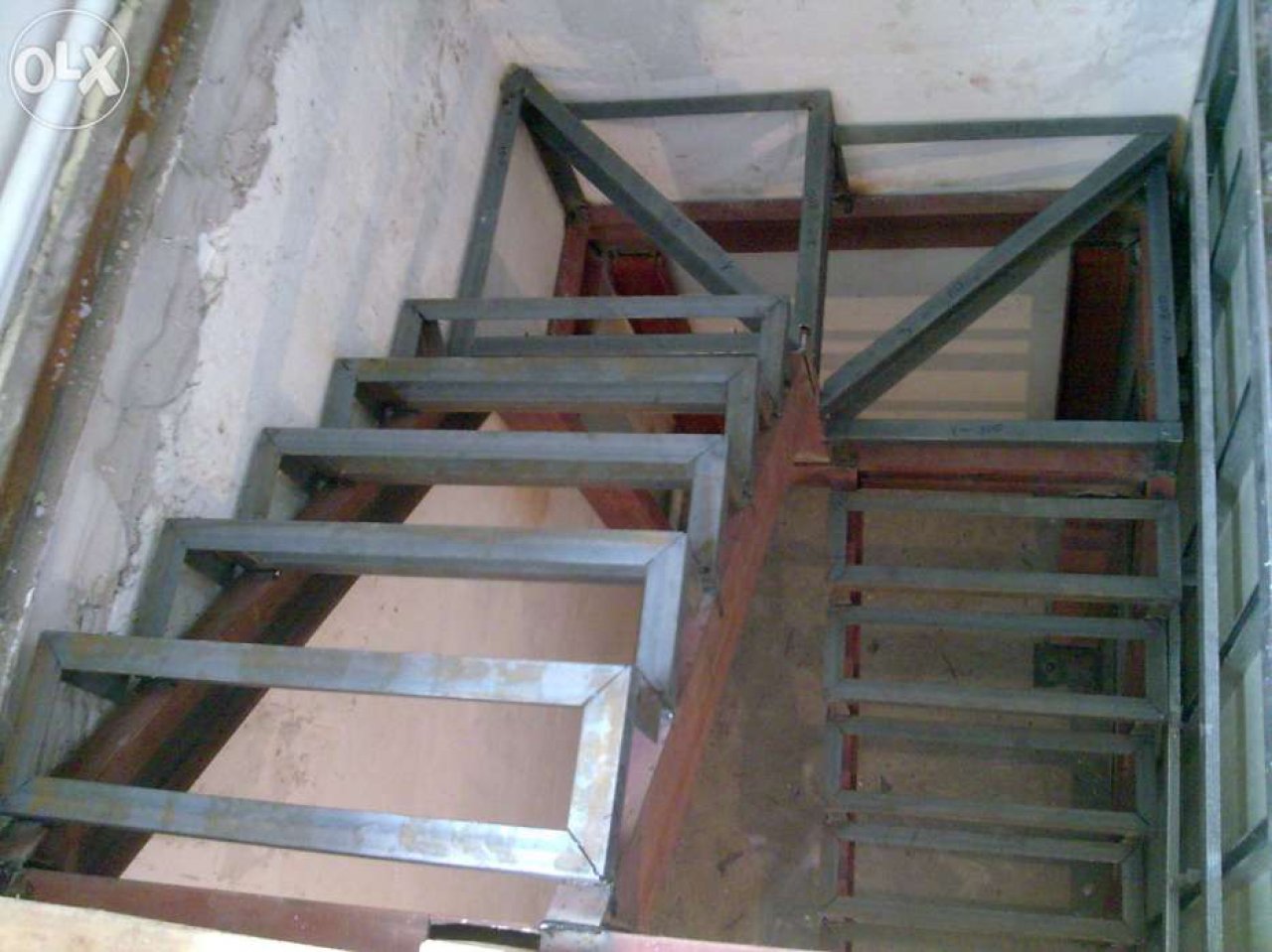 Лестница на металлокаркасе с забежными ступенями Solo classic (Проект №18)