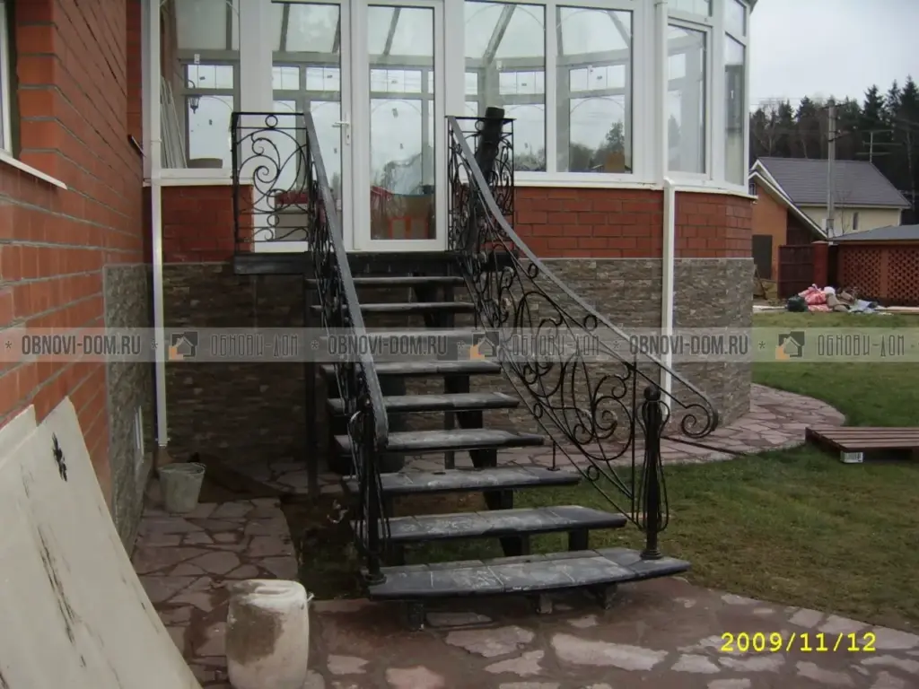 Входная лестница с плиткой