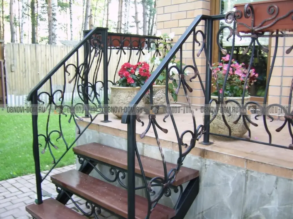 Входная лестница с деревом