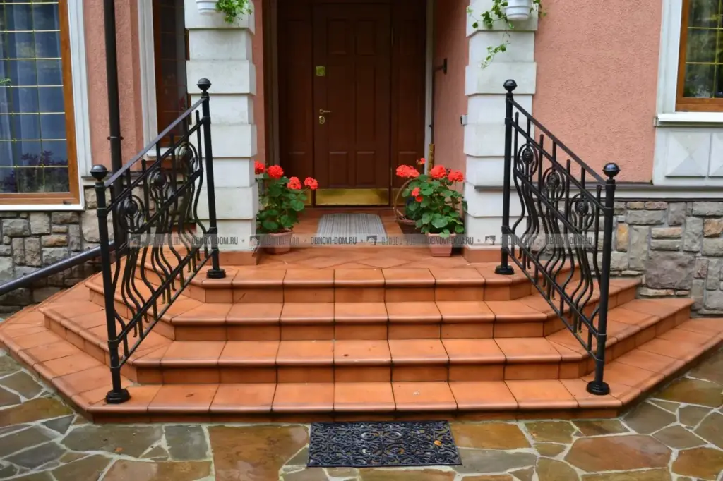 Кованое ограждение улица