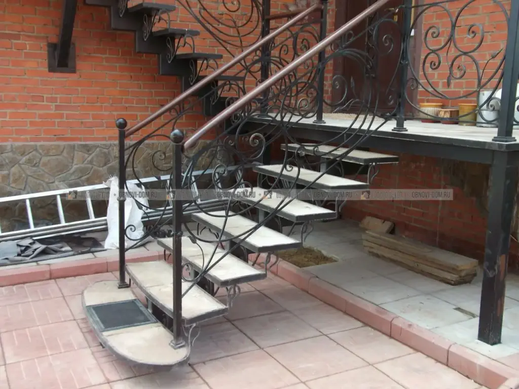 Уличная лестница с плиткой