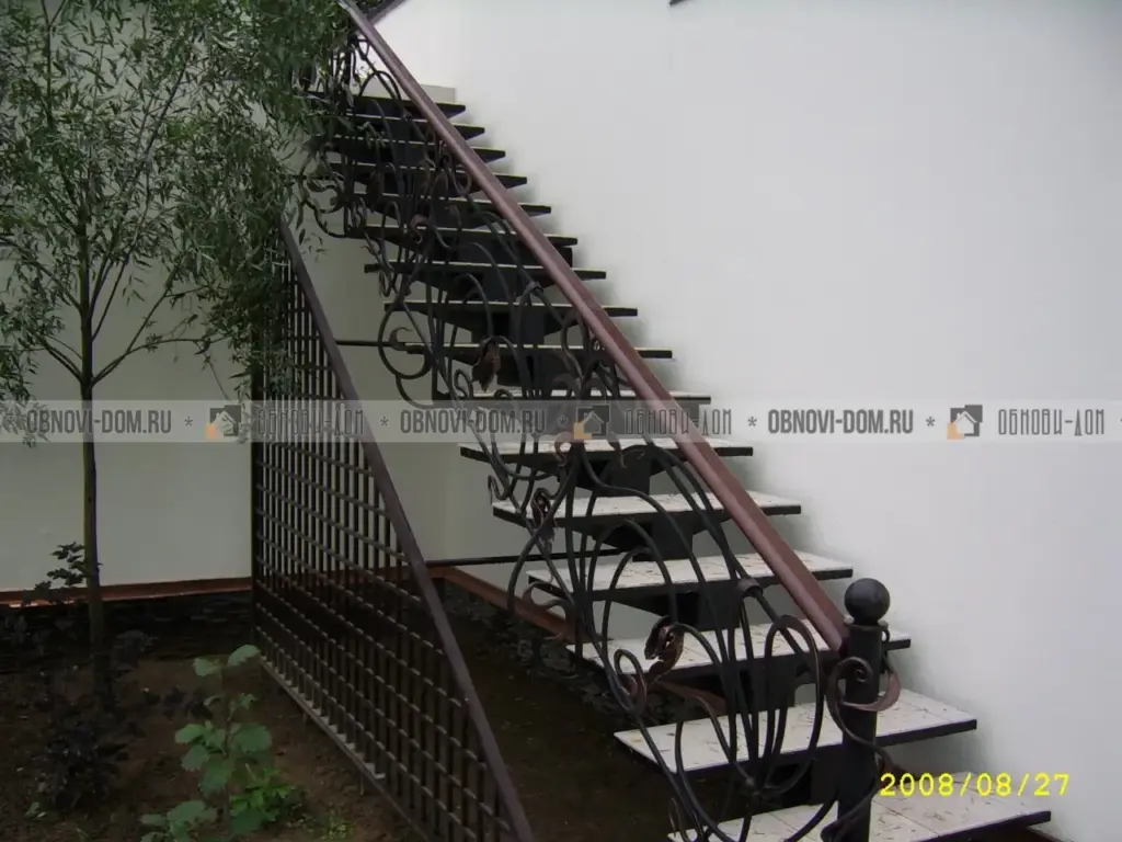 Уличная лестница с плиткой
