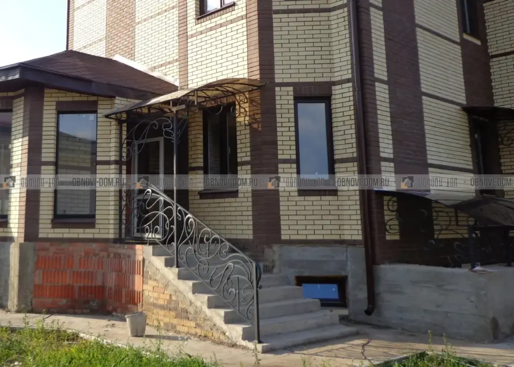 Уличная лестница с навесом