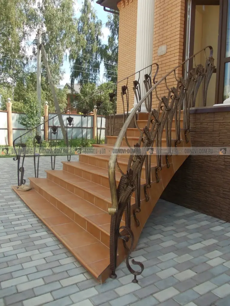 Уличная лестница с плиткой