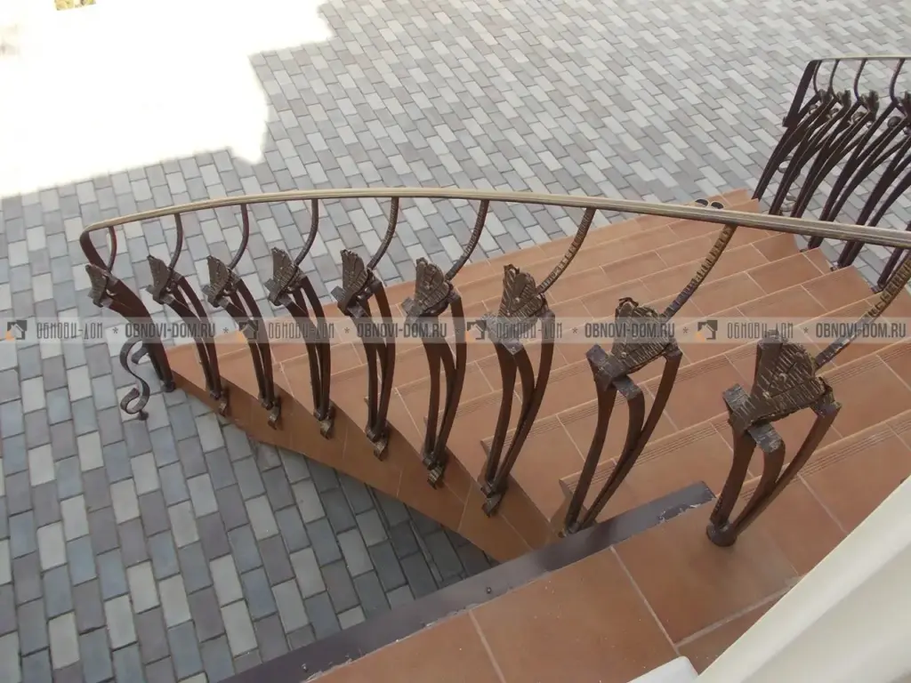 Уличная лестница с плиткой