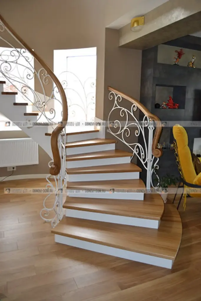 Отделка бетонной лестницы деревом с кованым ограждением