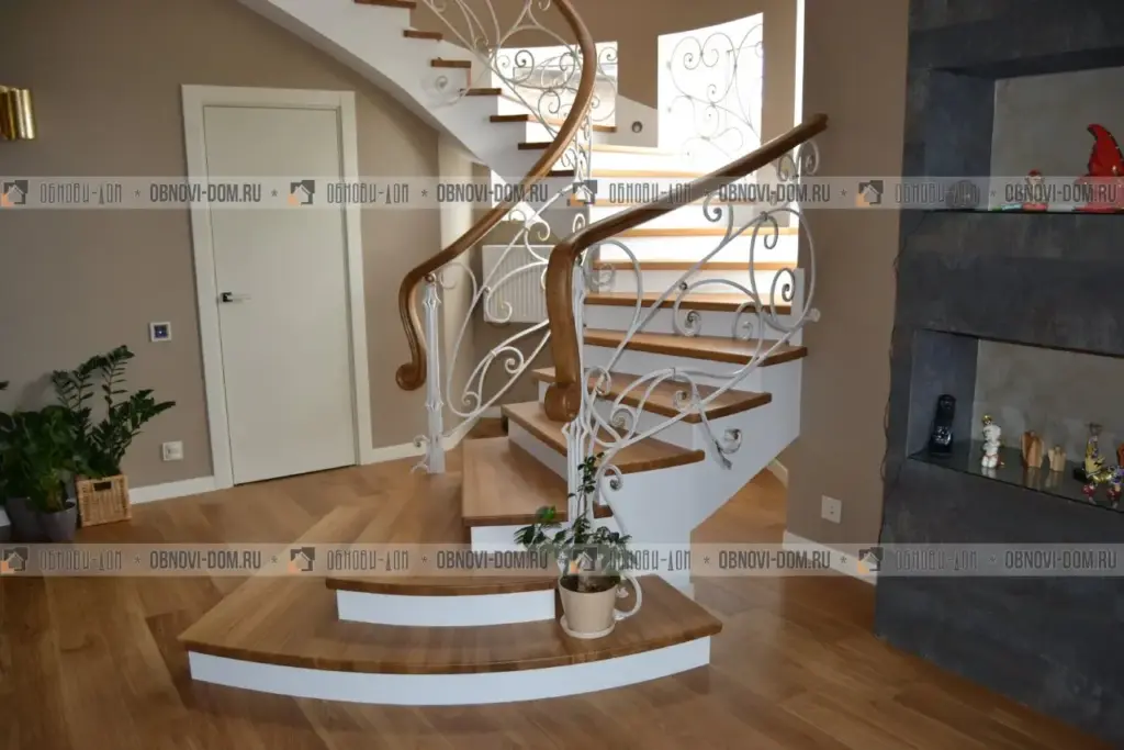 Отделка бетонной лестницы деревом с кованым ограждением