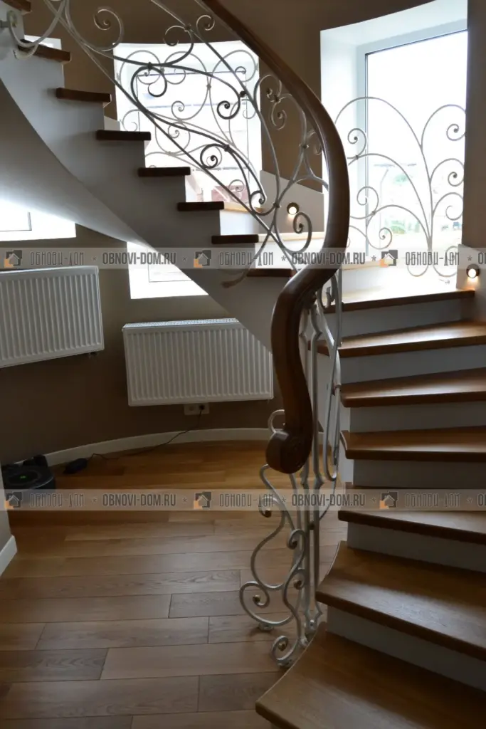 Отделка бетонной лестницы деревом с кованым ограждением
