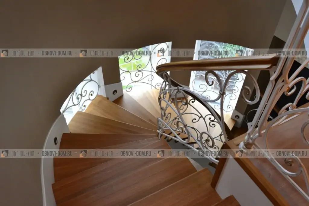 Отделка бетонной лестницы деревом с кованым ограждением