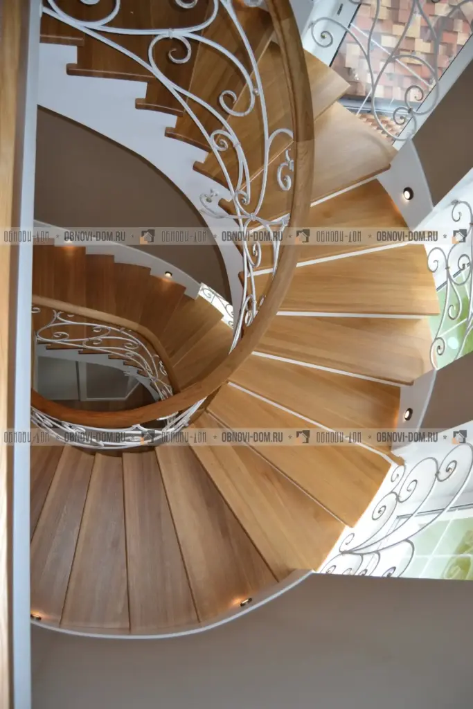 Отделка бетонной лестницы деревом с кованым ограждением