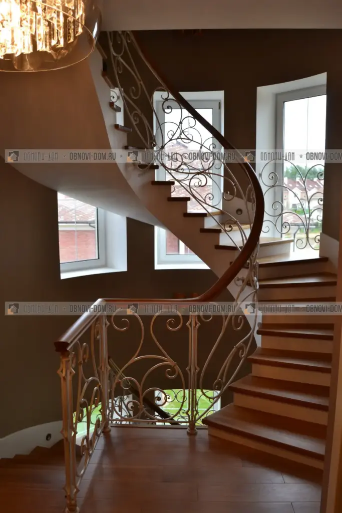 Отделка бетонной лестницы деревом с кованым ограждением