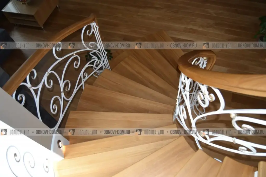 Отделка бетонной лестницы деревом с кованым ограждением