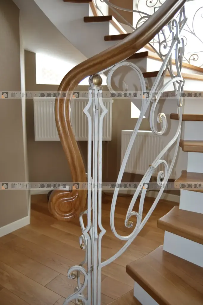 Отделка бетонной лестницы деревом с кованым ограждением