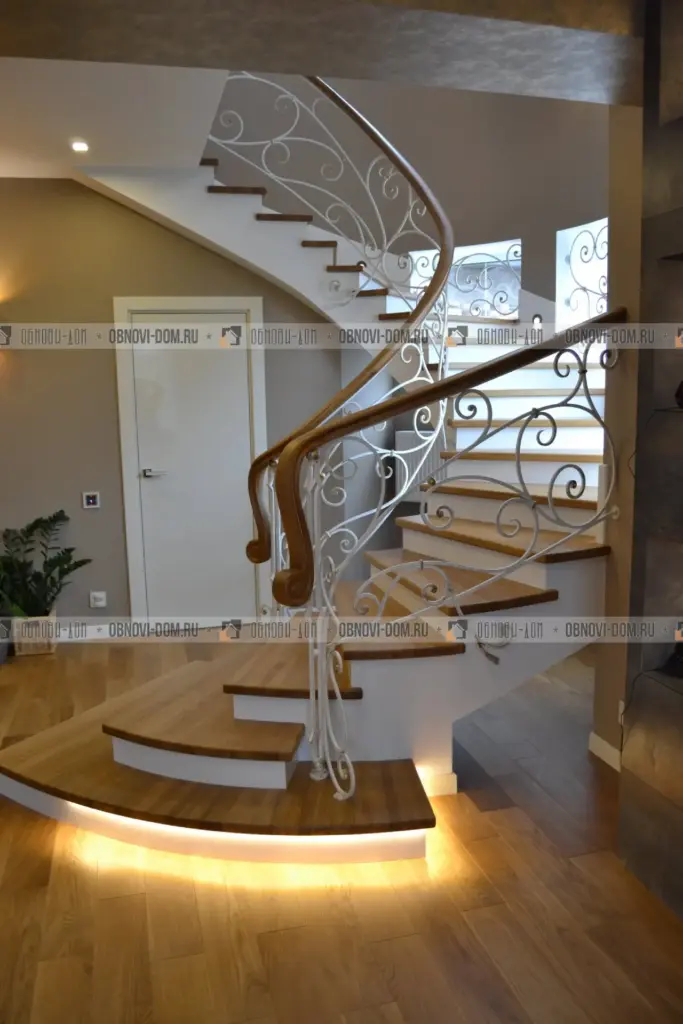 Отделка бетонной лестницы деревом с кованым ограждением