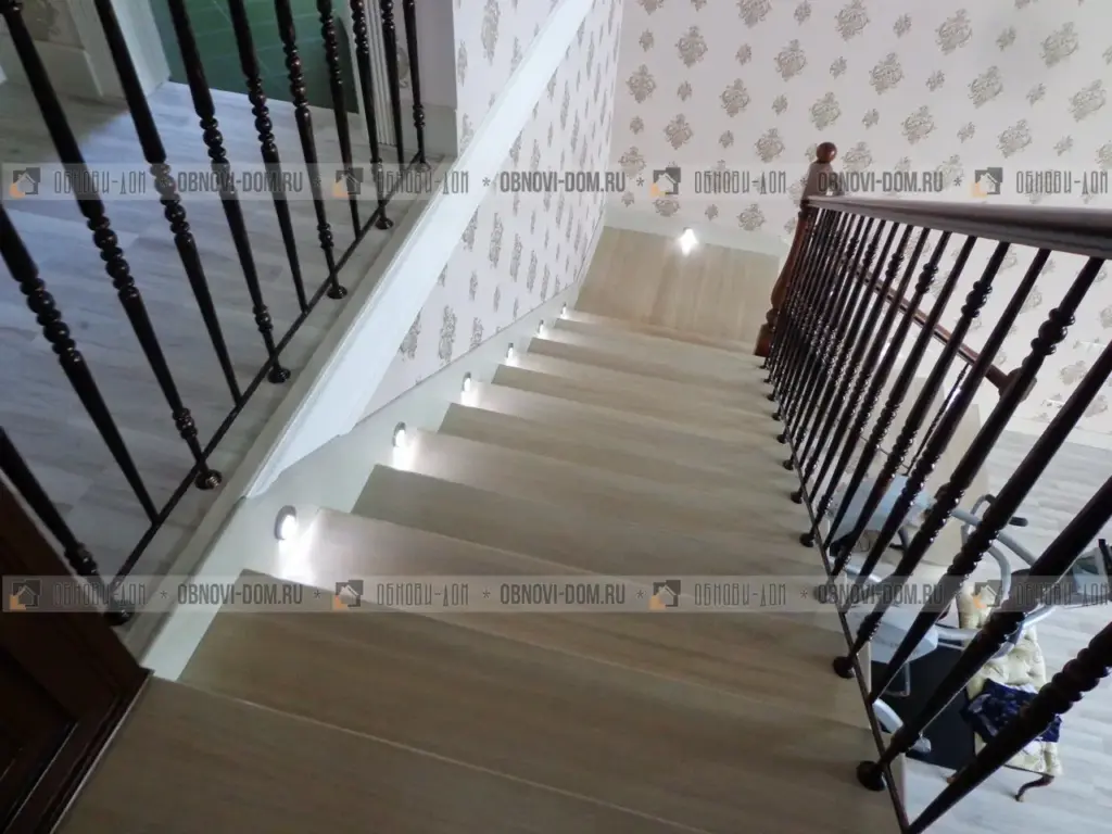 Прямая лестница с подсветкой