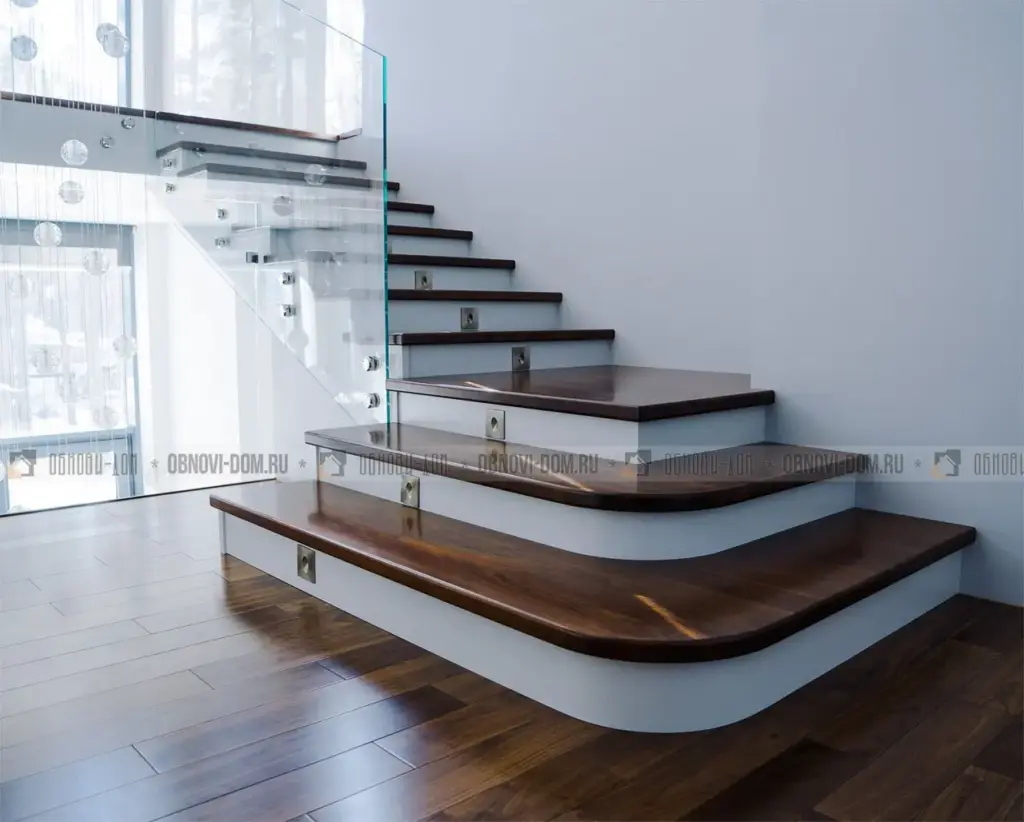 Г-образная лестница американский орех с стеклом