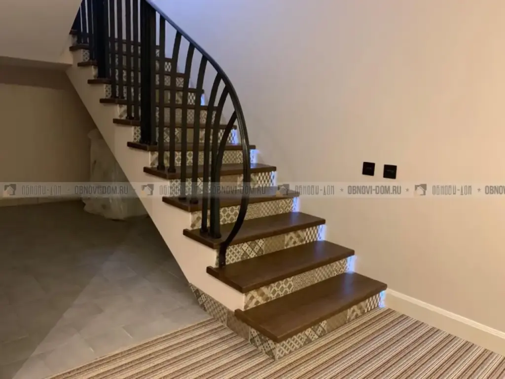 Современная и минималистическая лестница с плиткой и подсветкой