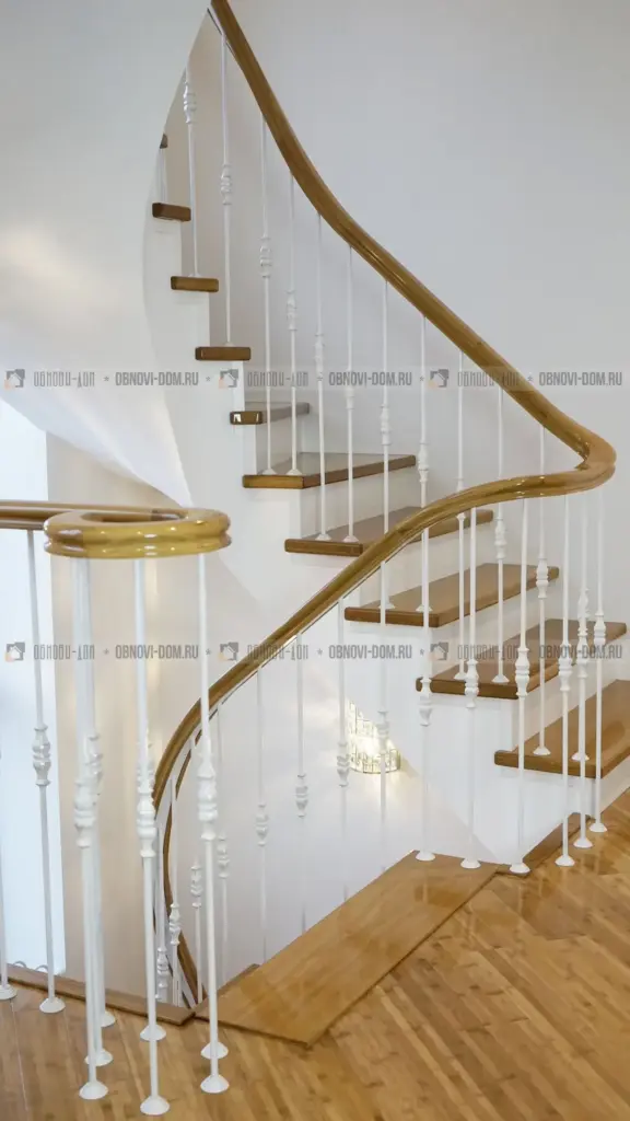 отделка бетонной лестницы деревом с винновым ограждением