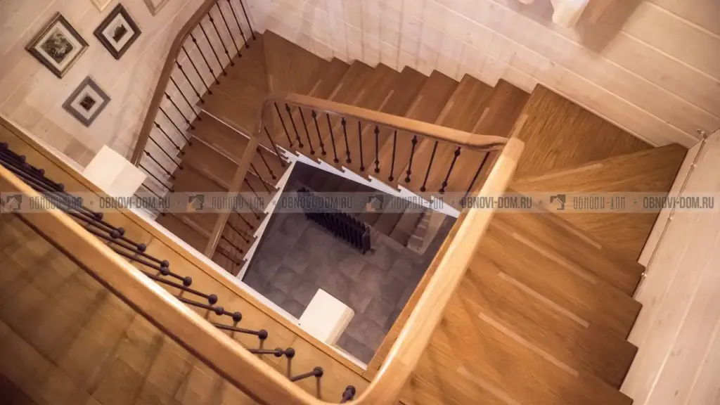 отделка лестницы с поручнем