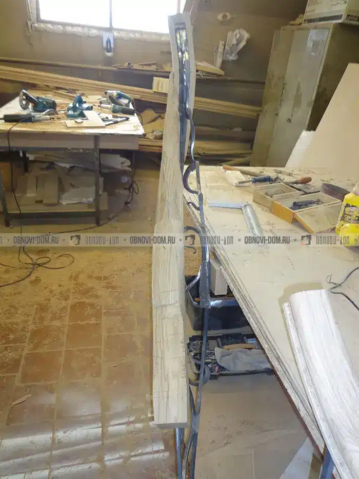 Винтовой поручень