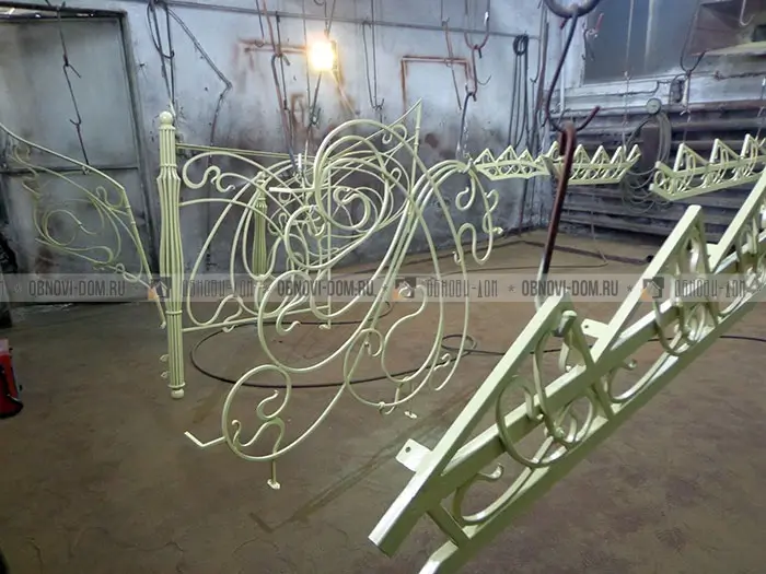 Покраска кованой лестницы