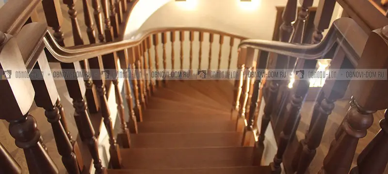 Отделка бетонной лестницы деревом с деревянными балясинами