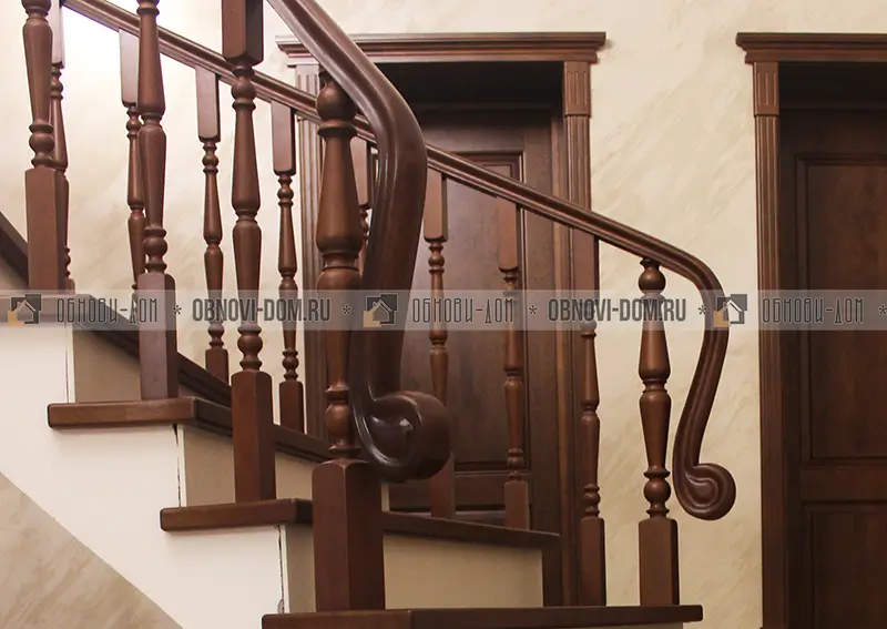 Отделка бетонной лестницы деревом с деревянными балясинами