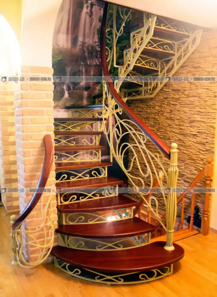 Кованая лестница с деревянными ступенями